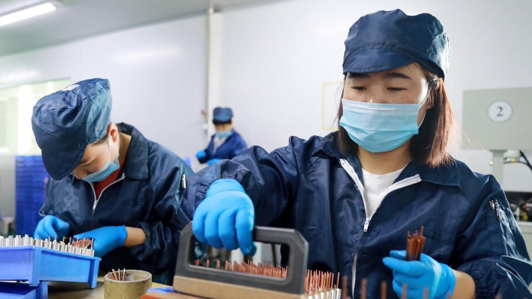 Ženy v továrně na výrobu 18650 lithiových baterií ve střední Číně
