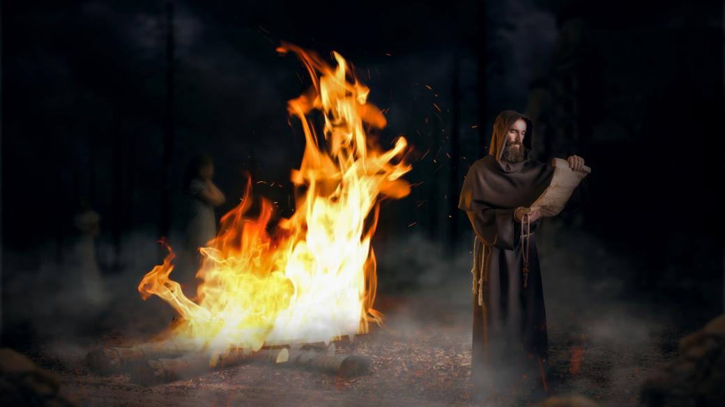 Středověký mnich, oheň (ilustrační foto)