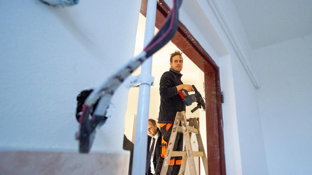 Dělníci opravují byty v Husově ulici v Pardubicích