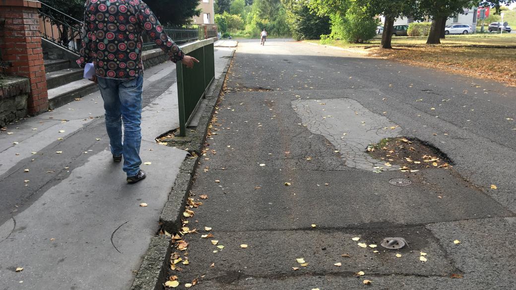Chodníky a silnice v části Předlic jsou děravé a skoro třicet let neudržované. Ani tentokrát s opravami radní nepočítají
