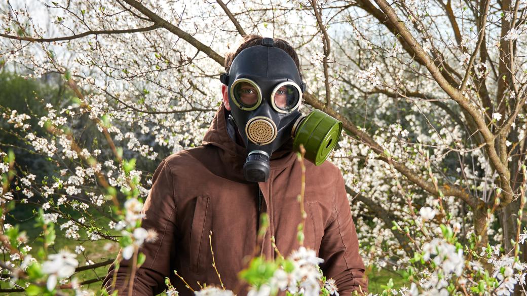 Taky byste si na jaře potřebovali nasadit plynovou masku, aby jste nedýchali pyl a nepšíkali?