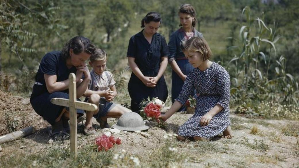 Rodina klade květiny na hrob neznámého britského vojáka, který padl v bitvě o Monte Cassino
