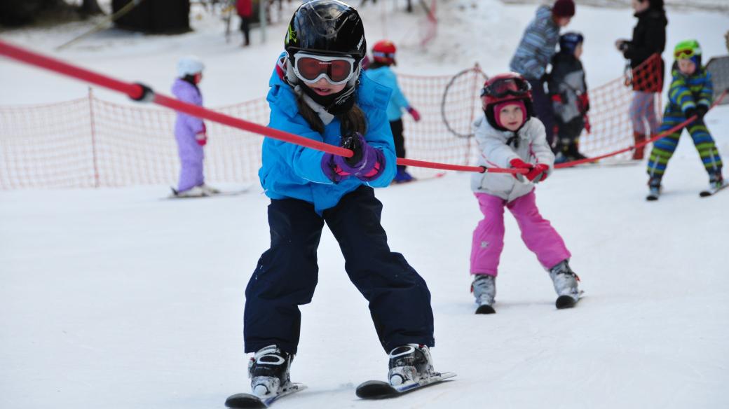 Lyžařská škola, děti, lyžování, výuka. Ilustrační foto