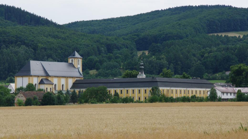 Areál někdejší piaristické koleje a kostela Navštívení Panny Marie pohledem z Polska