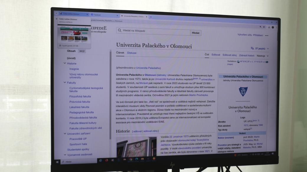 Heslo Univerzity Palackého ve Wikipedii na monitoru počítače