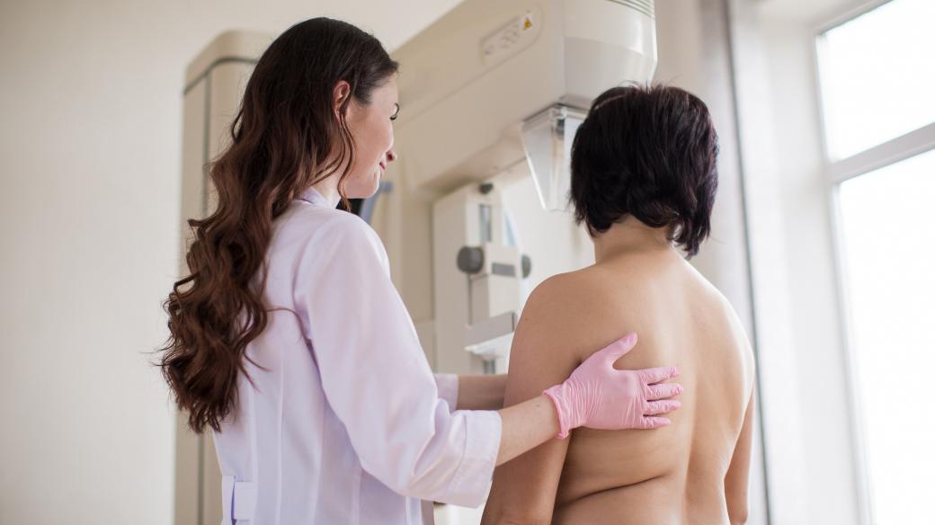 Mamograf, vyšetření prsu, mamografický screenig, rakovina prsu, lékařka, pacientka, prevence. Ilustrační foto