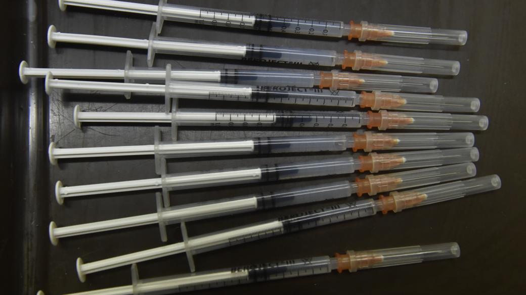 Injekční stříkačky s vakcínou proti koronaviru