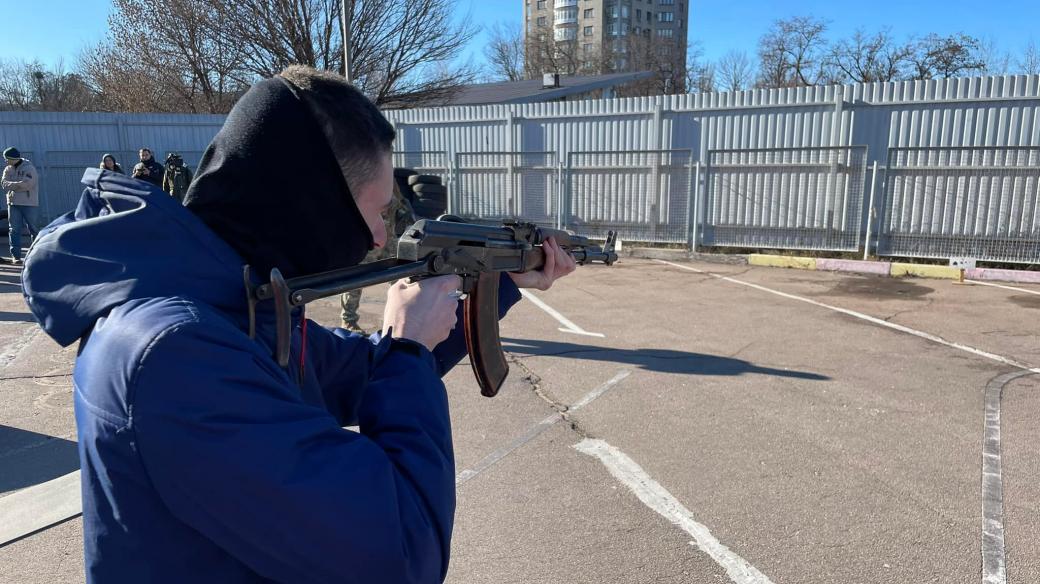 Ukrajinci se chystají na válku, v Mariupolu se učily zacházet se zbraní