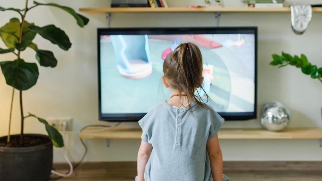 Dítě před televizí, holčička sleduje televizi