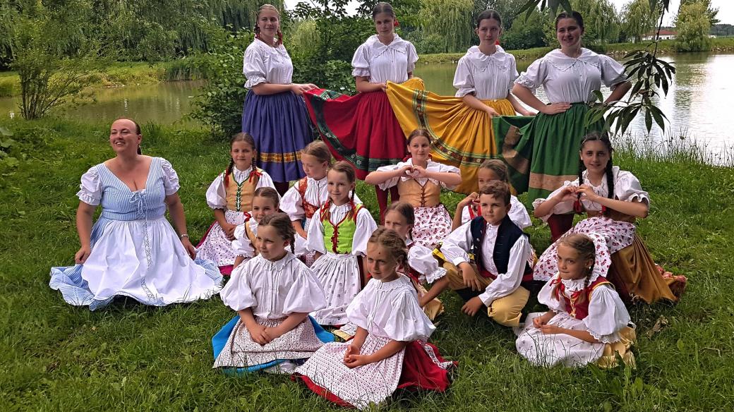 Dětské soubory na festivalu Podluží v písni a tanci v Tvrdonicích.