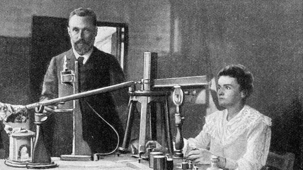 Marie Curie-Skłodowská a Pierre Curie ve své laboratoři v Paříži