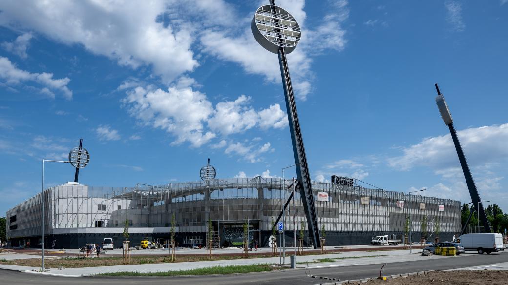 V Hradci Králové roste pod lízátky nová fotbalová aréna