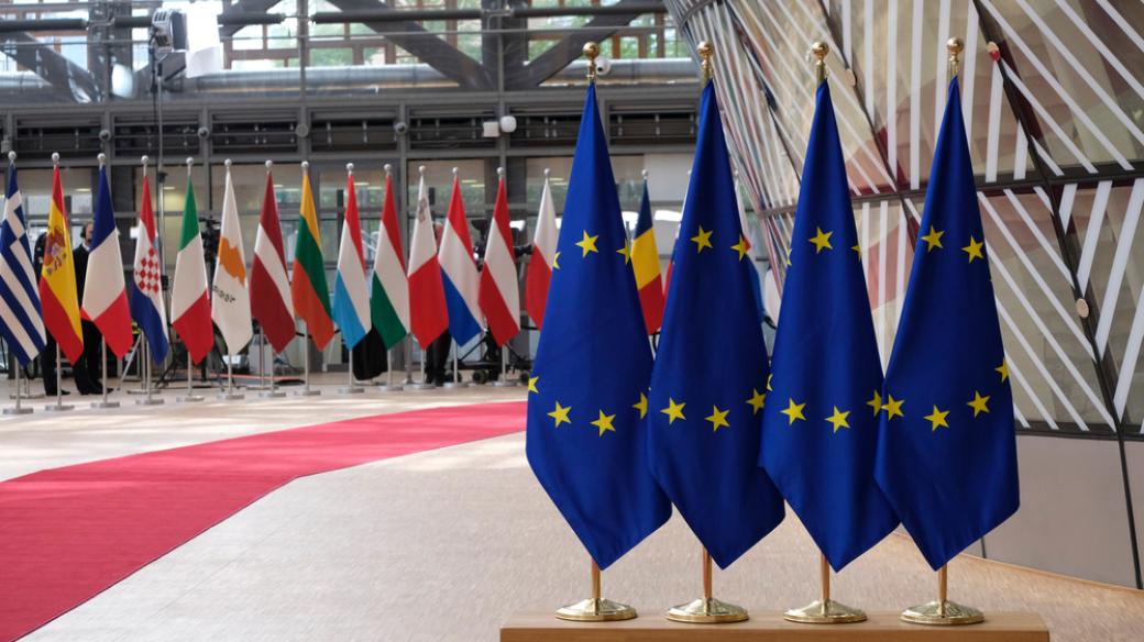 Vlajky zemí Evropské unie v budově Evropské rady v Bruselu