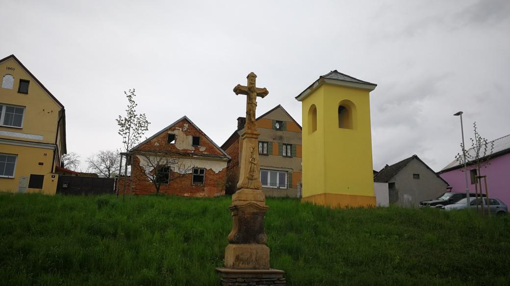K památkám obce patří i tato zvonice a nedávno opravený kříž