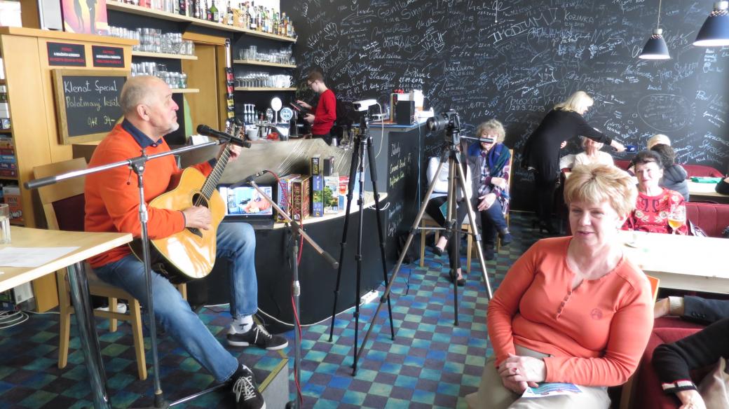 Jan Vančura hostem Lady Klokočníkové v přímém přenosu z rozhlasové kavárny District 5