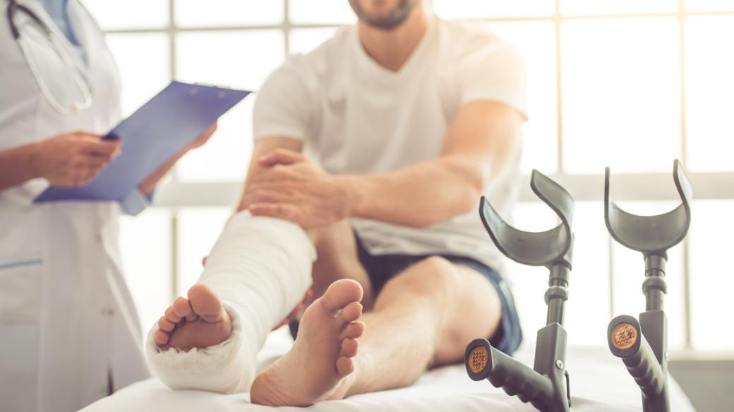 Muž se zlomenou nohou (ilustrační foto)