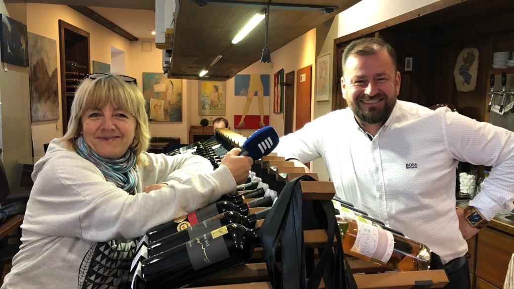 Moderátorka Iveta Kalátová s degustátorem a znalcem vín Petrem Bušanským