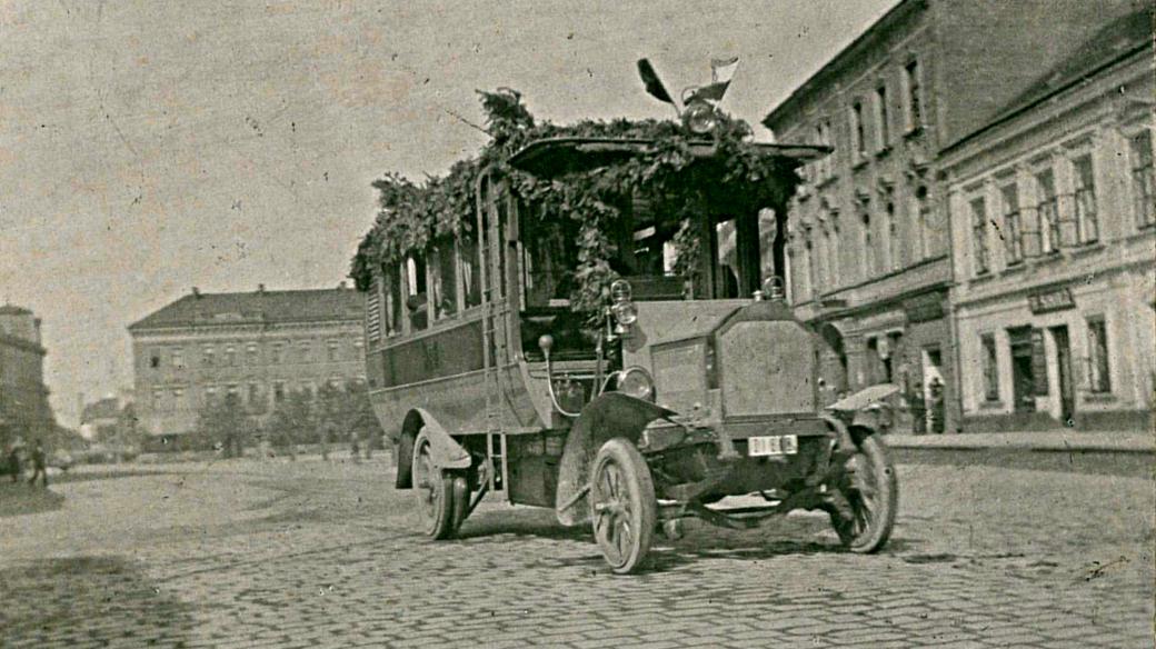 Autobus Laurin & Klement v centru Pardubic při slavnostním zahájení první státní autobusové linky 13. 5. 1908