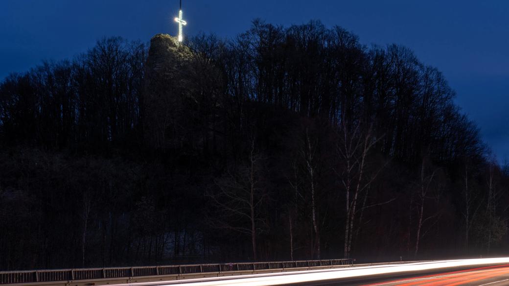 U hlavní silnice z České Lípy do Liberce, nedaleko Nového Boru, svítí o Velikonocích kříž. Foto: Petr Germanič
