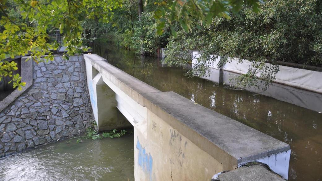Přes akvadukt Opatovický kanál nadtéká Sopřečský potok
