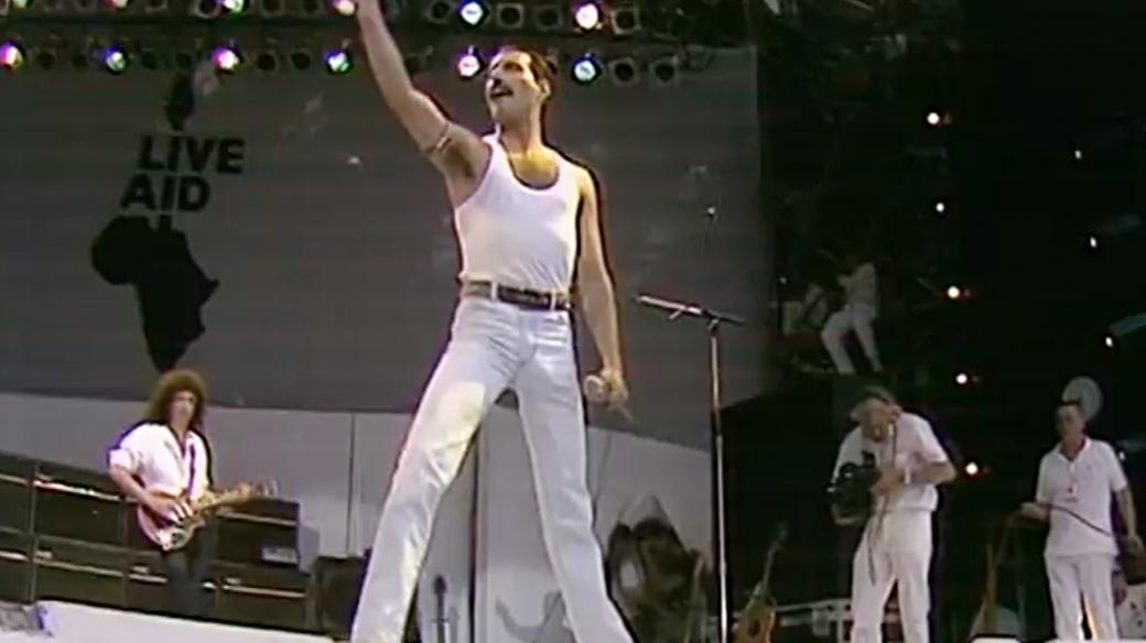 Kapela Queen na koncertu Live Aid v roce 1985 v čele se zpěvákem Freddiem Mercurym.