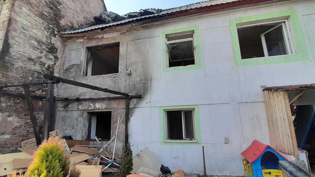 Vyhořelý dům v obci Veltěže