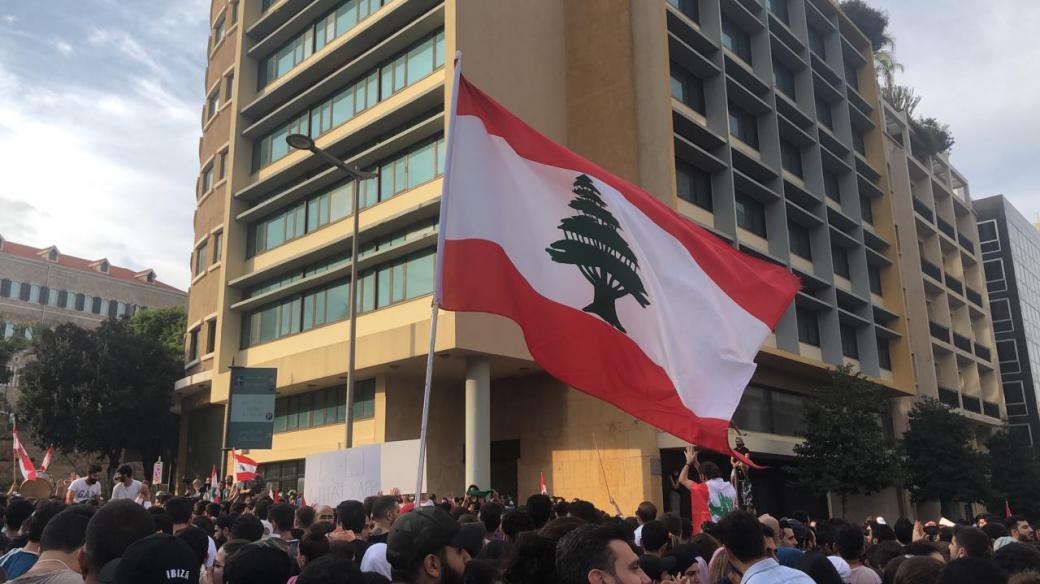 Libanon je na prahu ekonomické krize. Nezaměstnanost je obrovská. Firmy bankrotují. Lidé vyšli do ulic