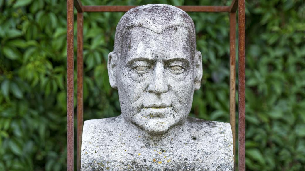 Pomník, busta skladatele a klavíristy Erwina Schulhoffa, nádvoří renesanční tvrze Wülzburg, Weissenburg, Bavorsko, Německo