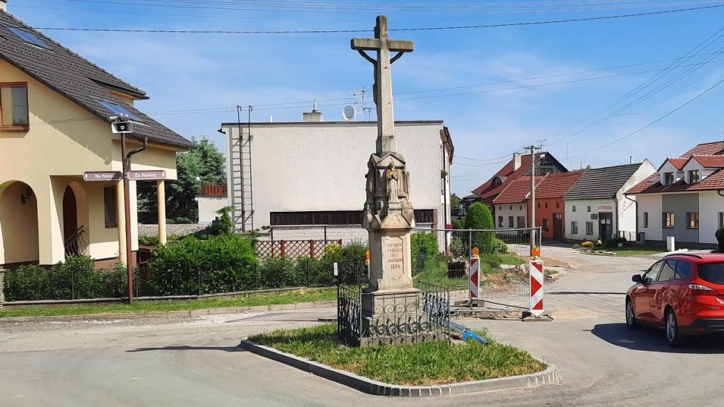 Historický kříž na křižovatce v Jarošově (Uherské Hradiště)