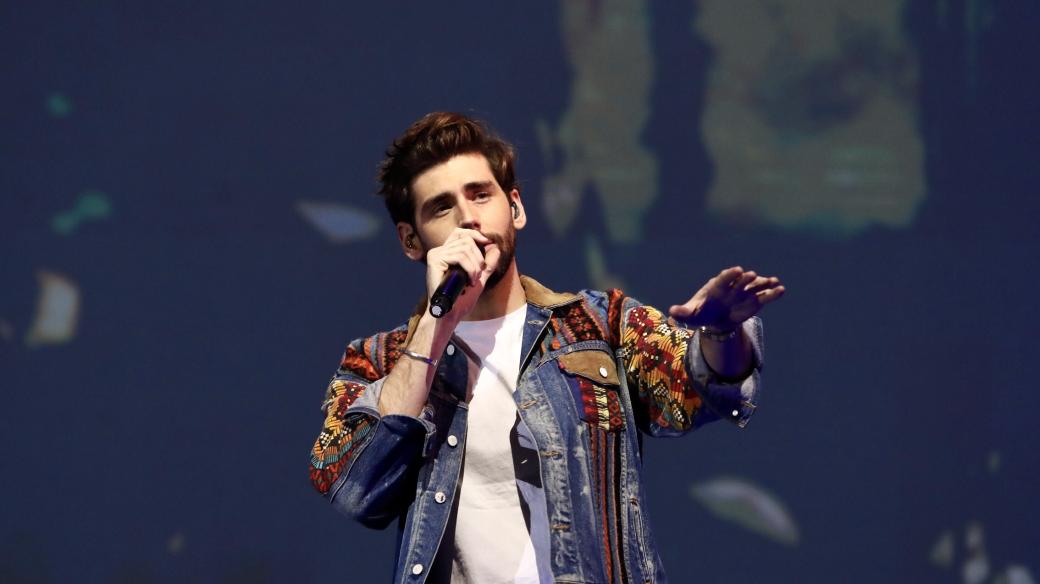 Latin-popová hvězda Alvaro Soler během vystoupení na podzim 2021