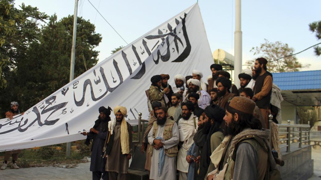 Bojovníci Talibanu vyvěšují vlajku v provincii Ghazní na jihovýchodě Afghánistánu