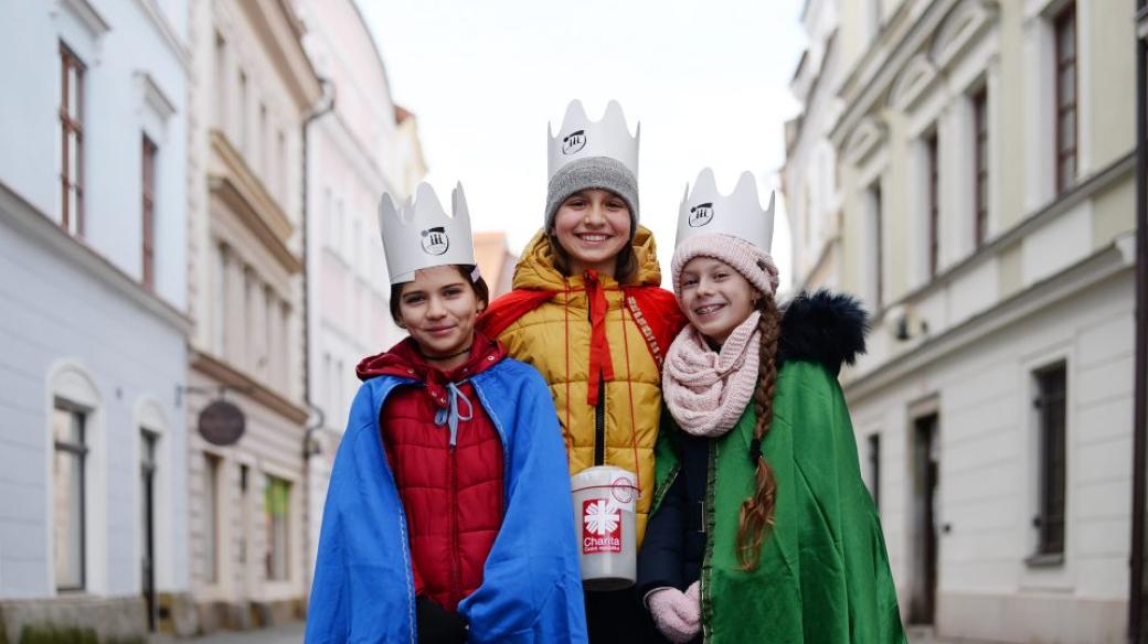 Tři králové s kasičkou charity koledují v ulicích Pardubic