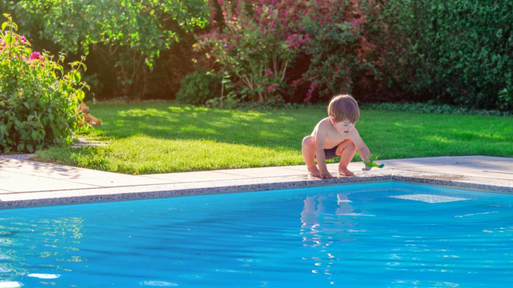 Dítě u bazénu