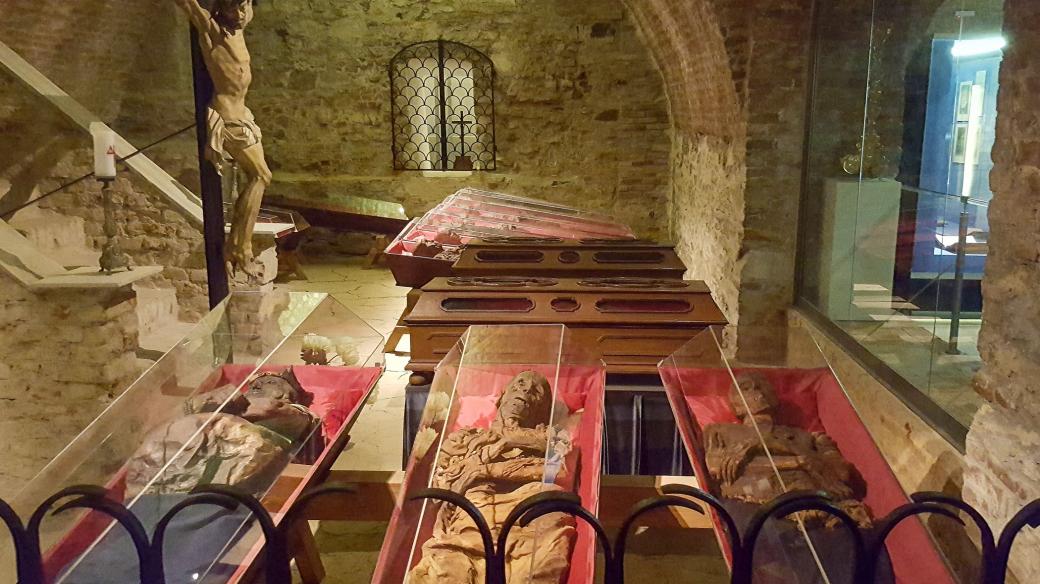 V Klatovských katakombách odpočívá na čtyřicet mumifikovaných těl
