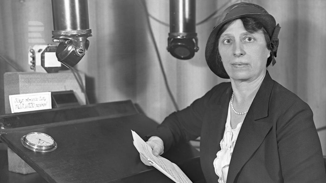 Alice Masaryková v rozhlasovém studiu Radiojournalu (18. 5. 1932)