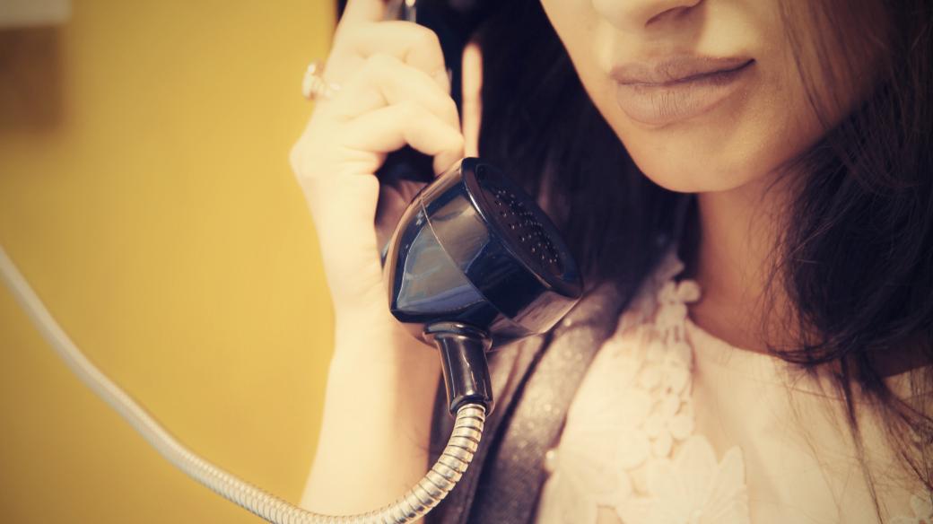 žena, telefonní sluchátko, starý telefon (ilustrační foto)