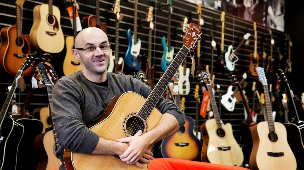 Jan Pils, jeden z největších obchodníků s hudebními nástroji v Česku ze společnosti kytary.cz