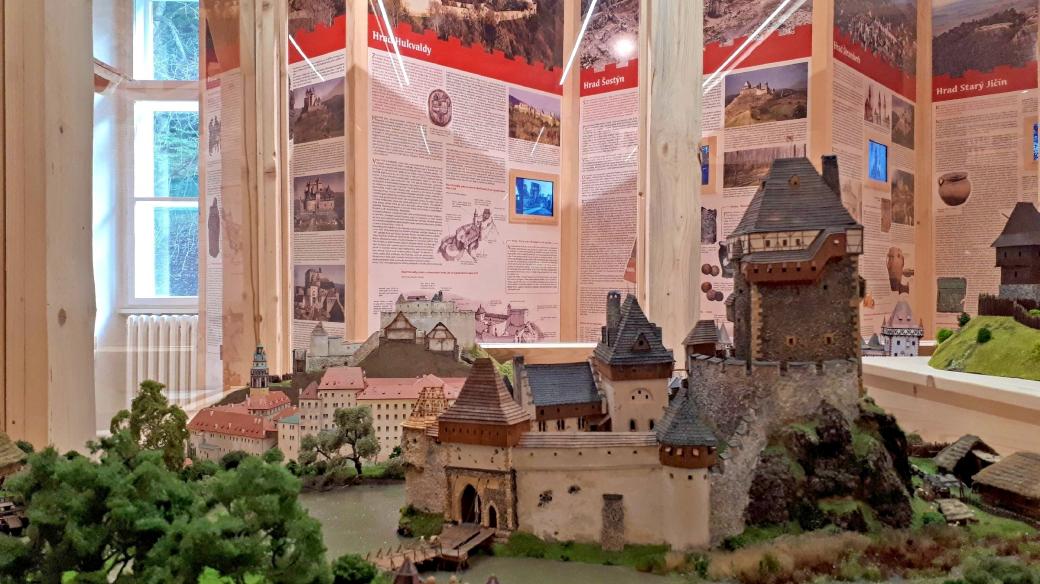 Expozice Země hradů je součástí hukvaldského informačního centra