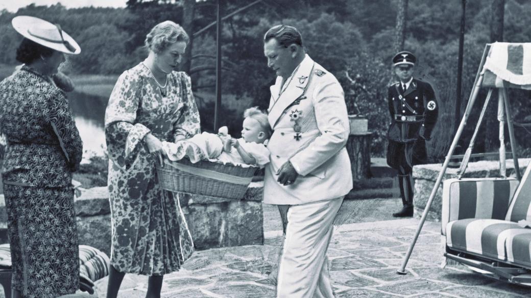 Emmy Göring a Hermann Göring s dcerou Eddou (1939)