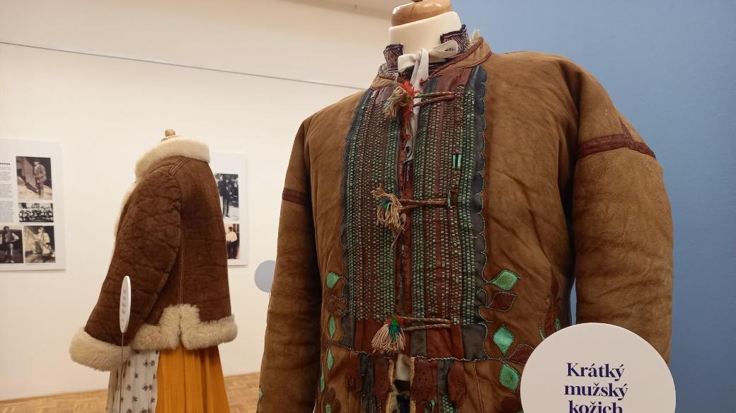 Výstava představuje vrchní součásti tradičního lidového oděvu, tedy kožichů a kabátů