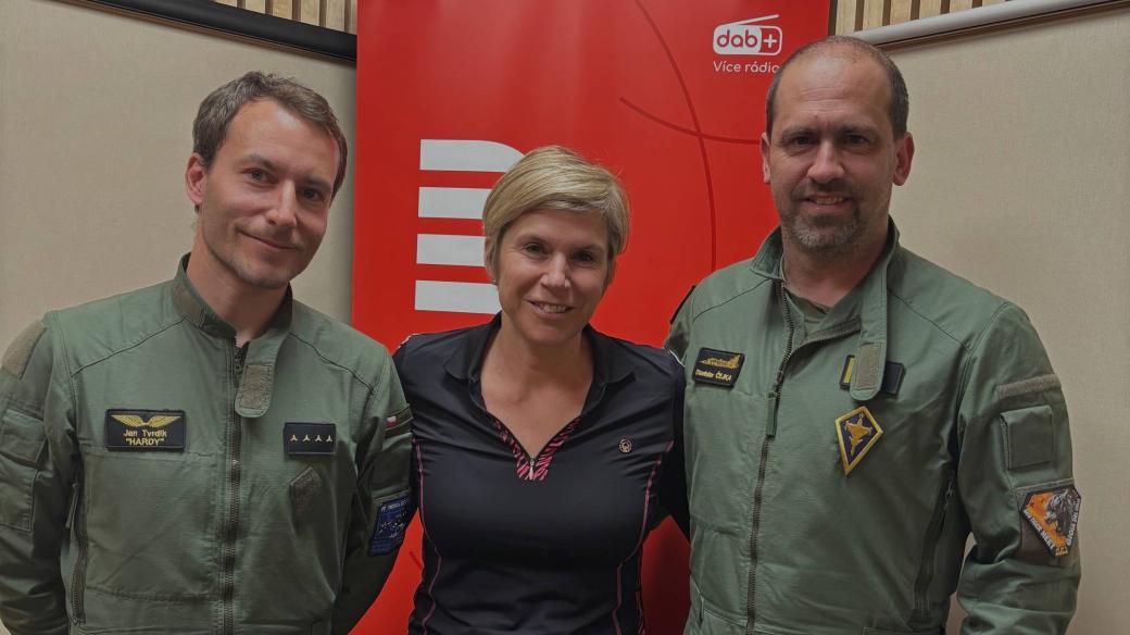Armádní piloti Jan Tvrdík (vlevo) a Stanislav Čejka s moderátorkou Kateřinou Neumannovou