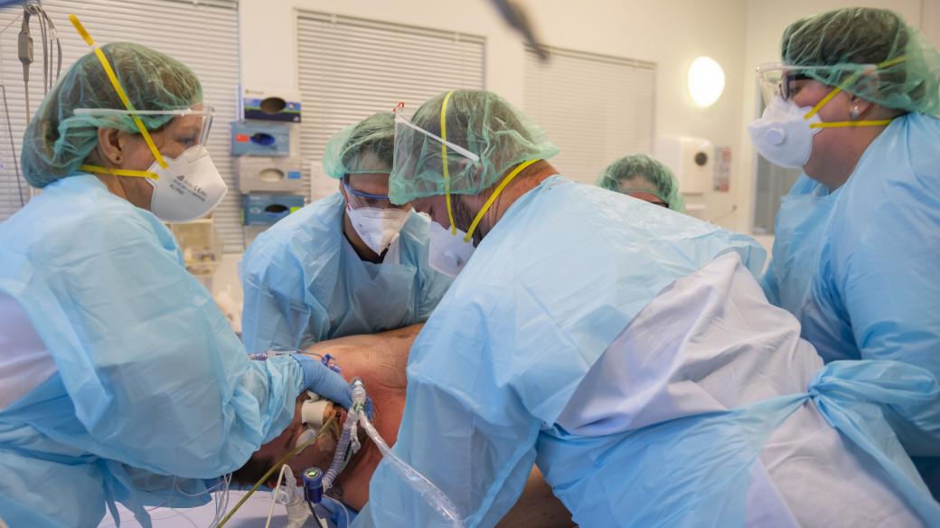 Zdravotníci ošetřují pacienta na Anesteziologicko-resuscitační klinice Fakultní Thomayerovy nemocnice v Praze