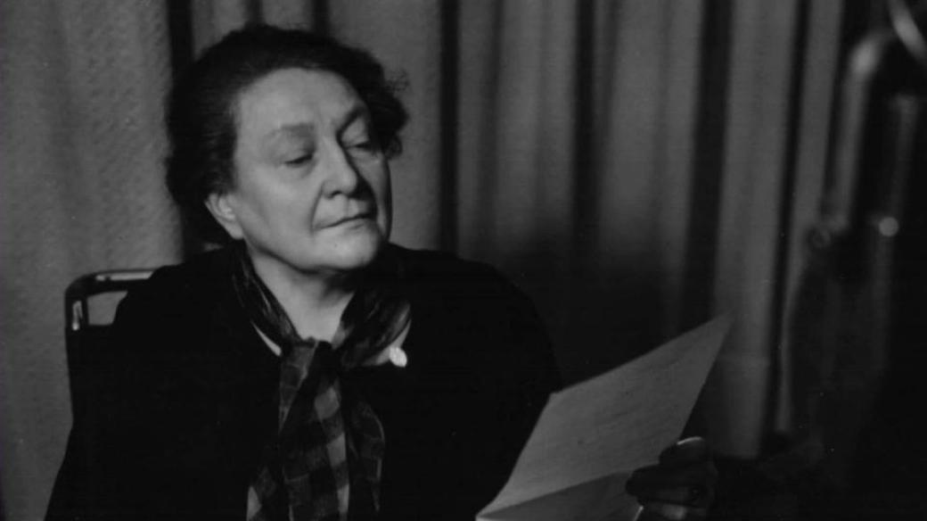 Bojovnice za ženská práva Františka Plamínková ve studiu Radiojournalu (1936)