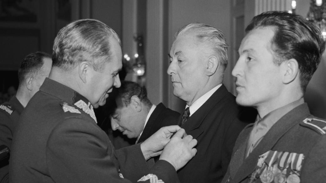 Na polském velvyslanectví v Praze byl 10. prosince 1948 dekorován polským vyznamenáním Jan Harus (uprostřed)