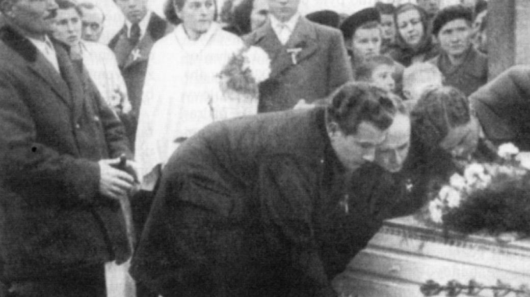 Fotografie z pohřbu Jana Opletala (15. 11. 1939).jpg
