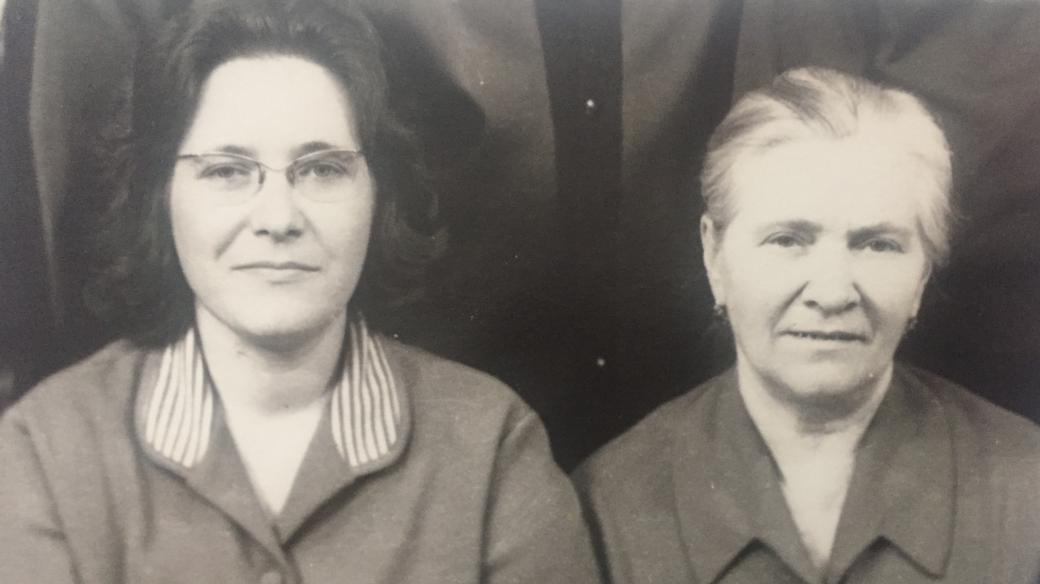 Dvě bývalé politické vězenkyně – Jarmila Semotamová se svou matkou Anastázií Šárkovou, rok 1969