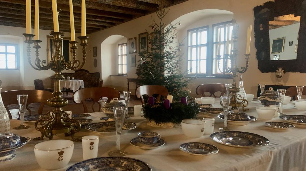 Vánoční výzdobu, zvyky a tradice poskytuje předvánoční prohlídka státního zámku v Náchodě