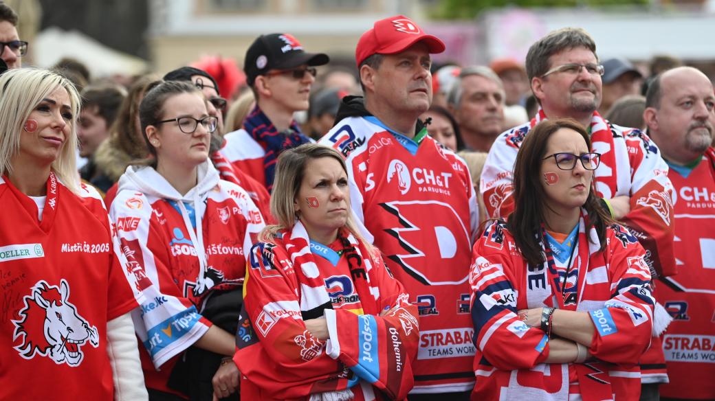 Hokejoví fanoušci sledují přímý přenos finále play off extraligy mezi Pardubicemi a Třincem na velkoplošné obrazovce na Pernštýnském náměstí