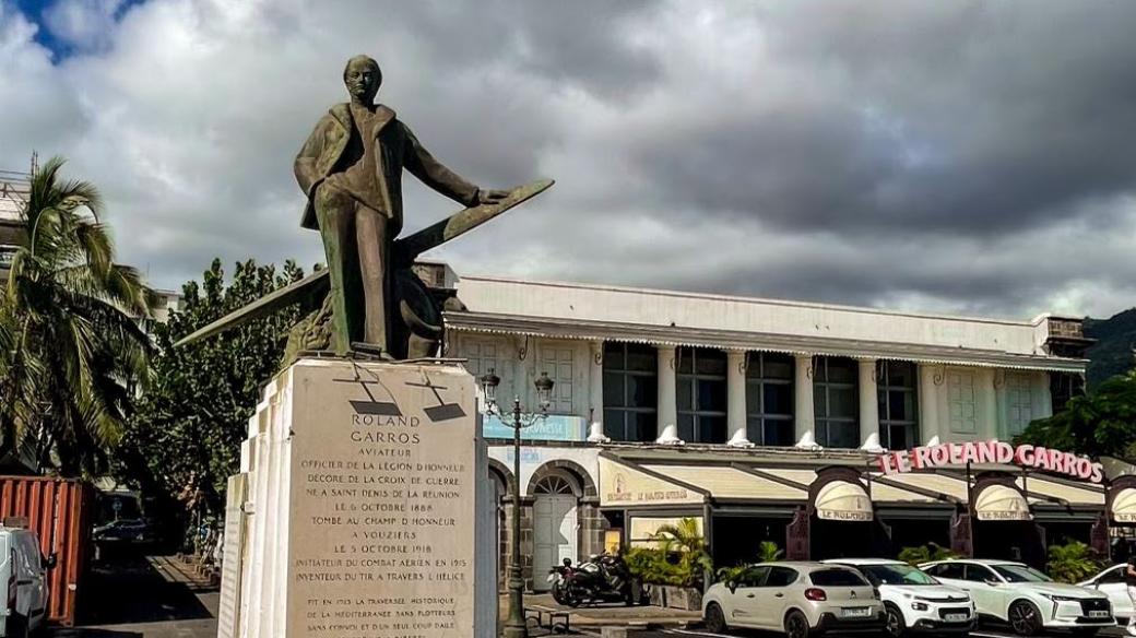 Ostrov Réunion, socha Rolanda Garrose