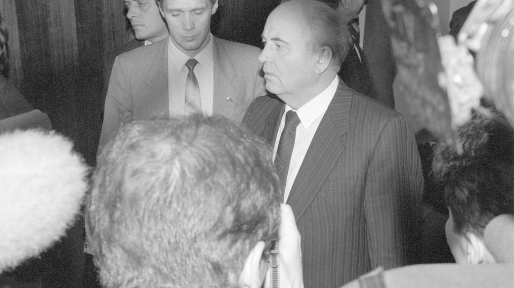Prezident SSSR Michail Gorbačov na mimořádném zasedání Nejvyššího sovětu SSSR 23. srpna 1991